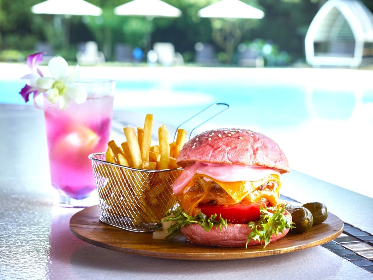 “ピンク×ピンク”のスマッシュチーズバーガー