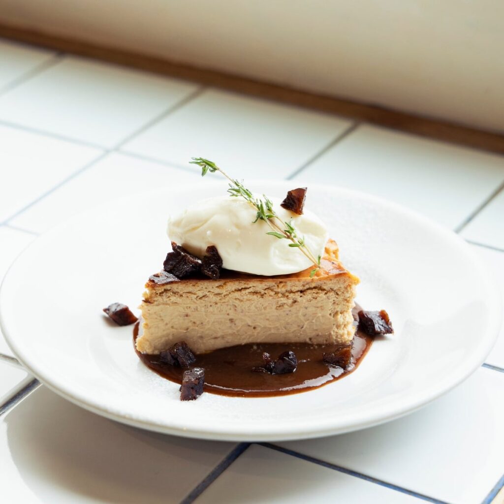 店舗で人気のバスクチーズケーキにプルーンを合わせたデザート。濃厚なチーズのコクにプルーンの酸味と果実感を重ねることで、最後まで飽きない味わいを実現。