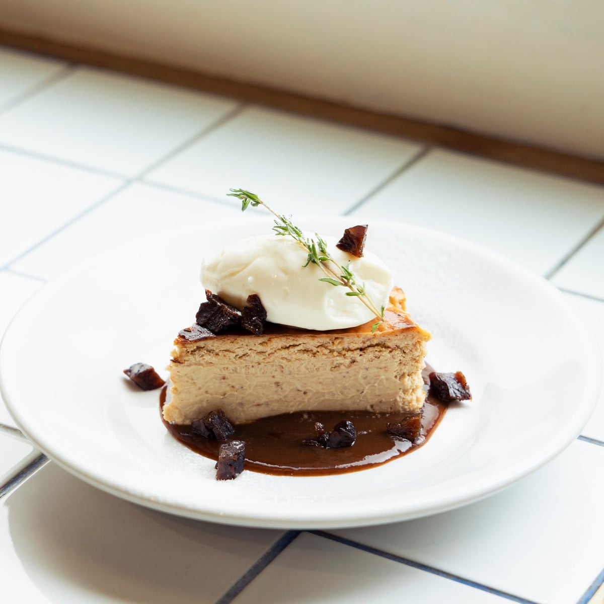 店舗で人気のバスクチーズケーキにプルーンを合わせたデザート。濃厚なチーズのコクにプルーンの酸味と果実感を重ねることで、最後まで飽きない味わいを実現。