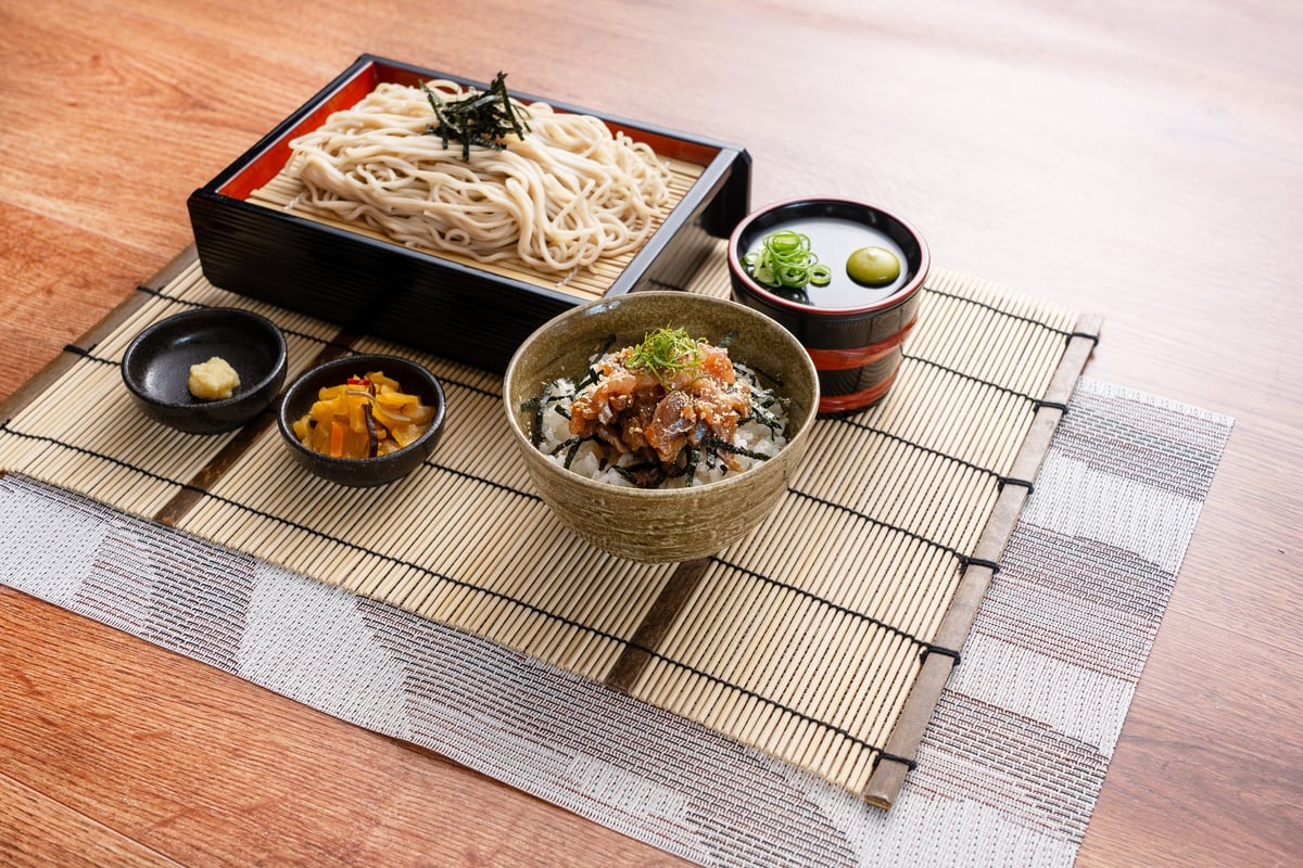 【大分郷土料理】小さなりゅうきゅう丼とざるそば 990円（税込）