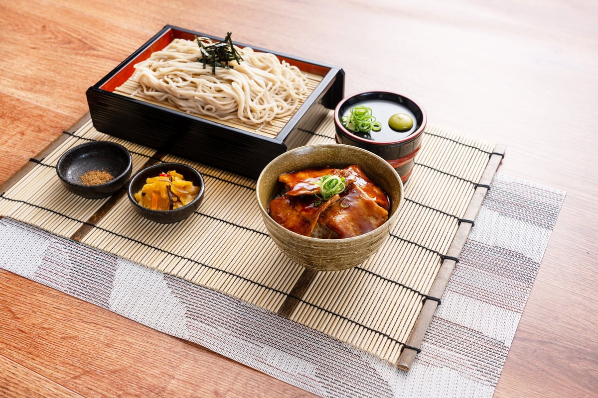 【帯広名物】小さな豚丼とざるそば 990円（税込）