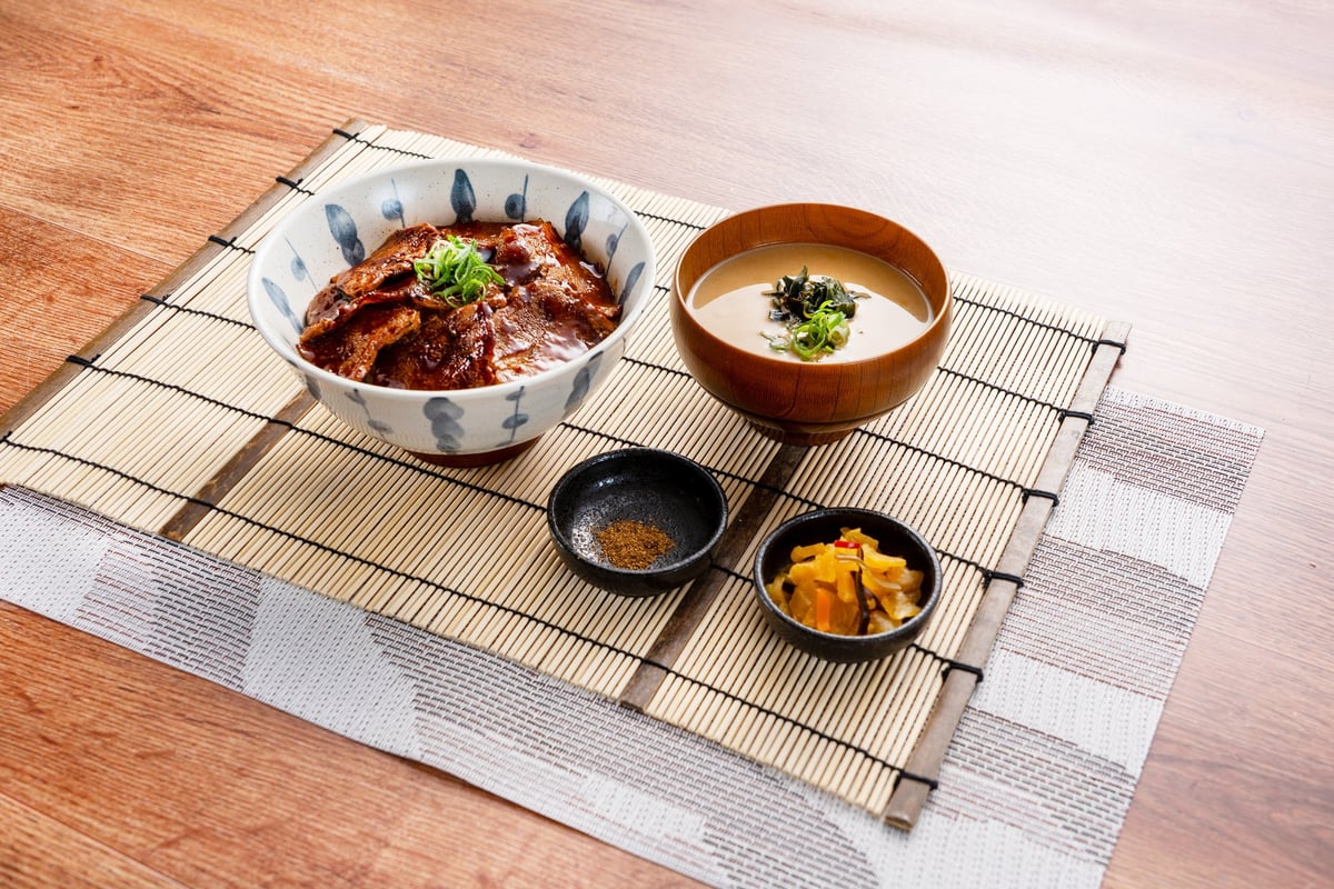 【帯広名物】豚丼 980円（税込）