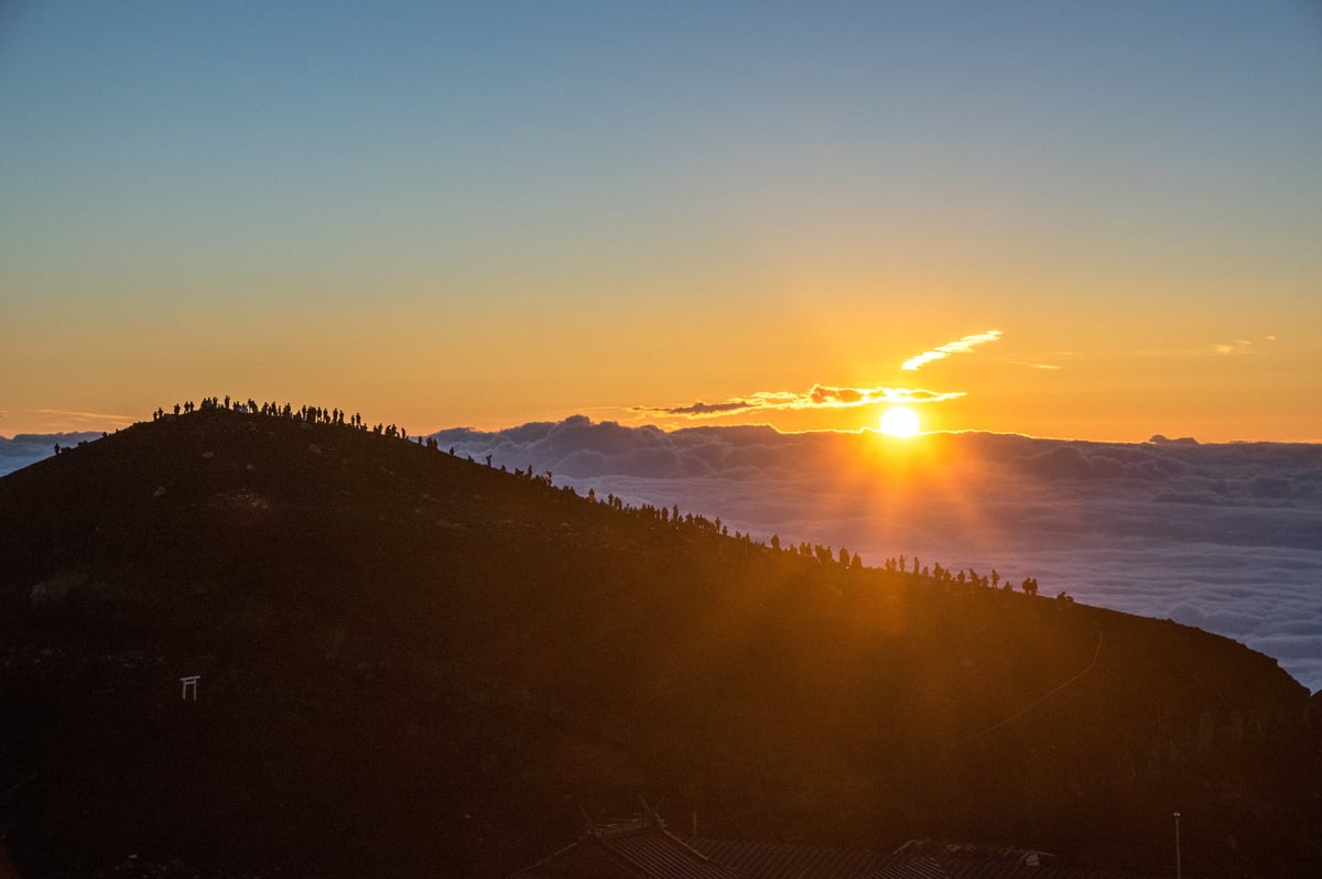 山頂から見た絶景は一生わすれられない景色です。