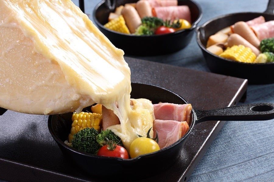 ラクレットチーズとシャルキュトリー＆野菜をライブサービスで