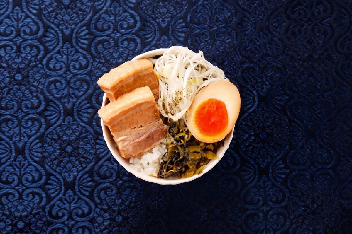 サイドメニュー：拘りの味付けの「角煮丼」、辛さを癒やす「クリームソーダ」や、本格派の「青島ビール」も完備。