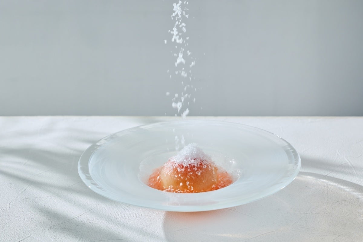 舞い落ちる氷が白桃をやさしく包み込む、目にも涼やかなひととき