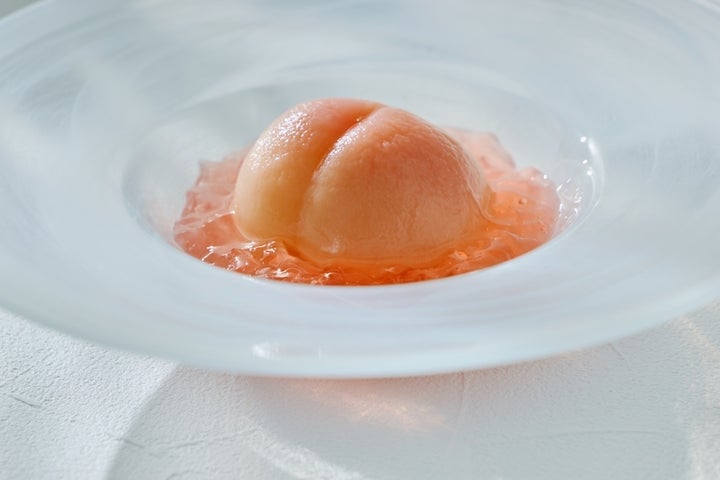 大阪ステーションホテルで白桃まるごと1玉の贅沢かき氷「白桃氷香」登場 7月1日〜9月30日