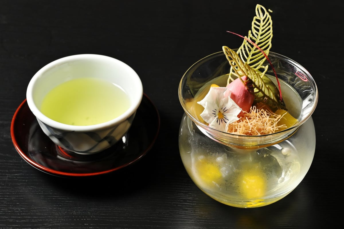 抹茶とマンゴーのムース、赤紫蘇と木苺のシャーベットが生け花のようなパフェに