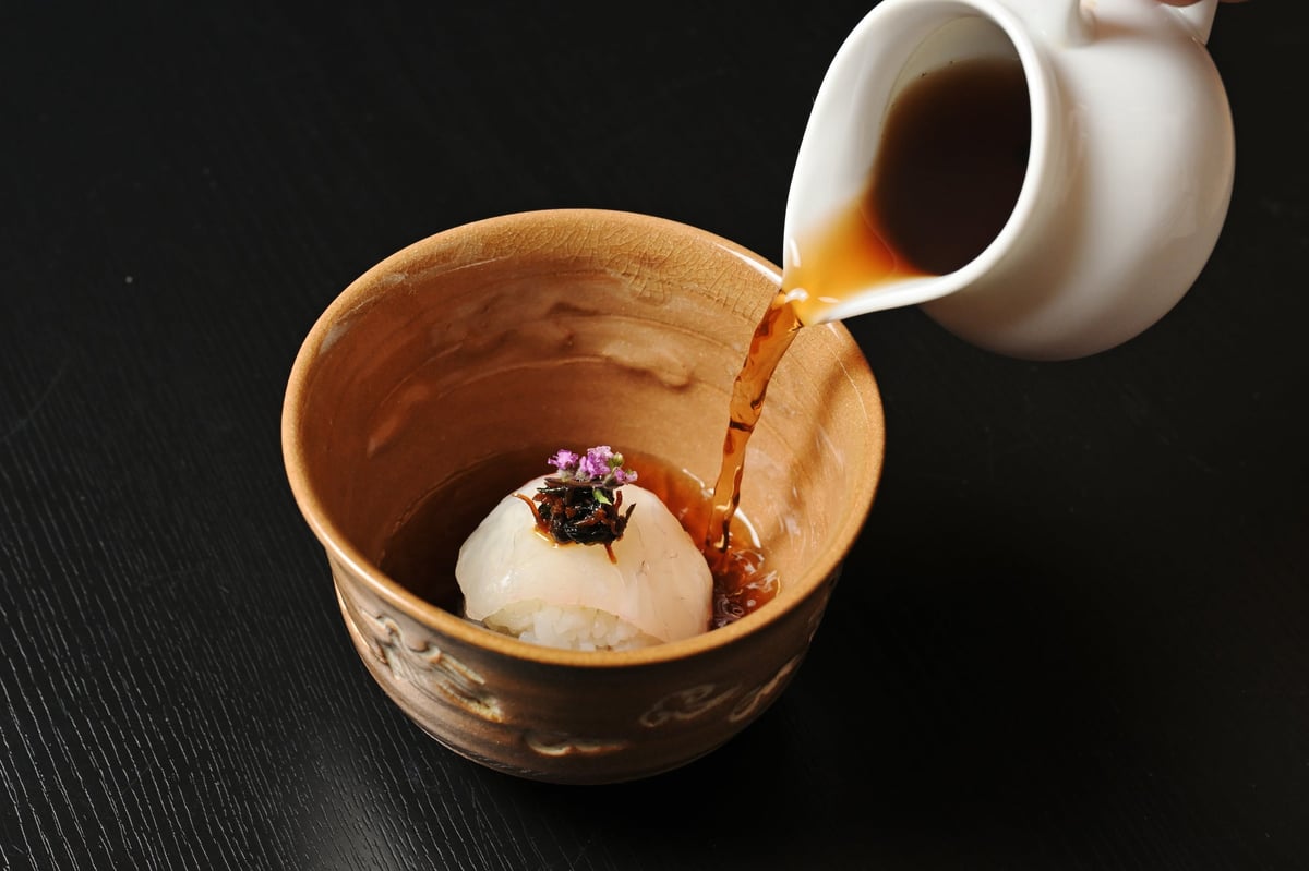 手毬寿司の形にしたご飯と鯛刺身に、香ばしいほうじ茶をかけて