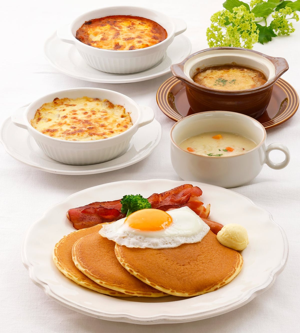 ※目玉焼き、ベーコン、付け合わせの野菜、ホイップマーガリンは含まれません。