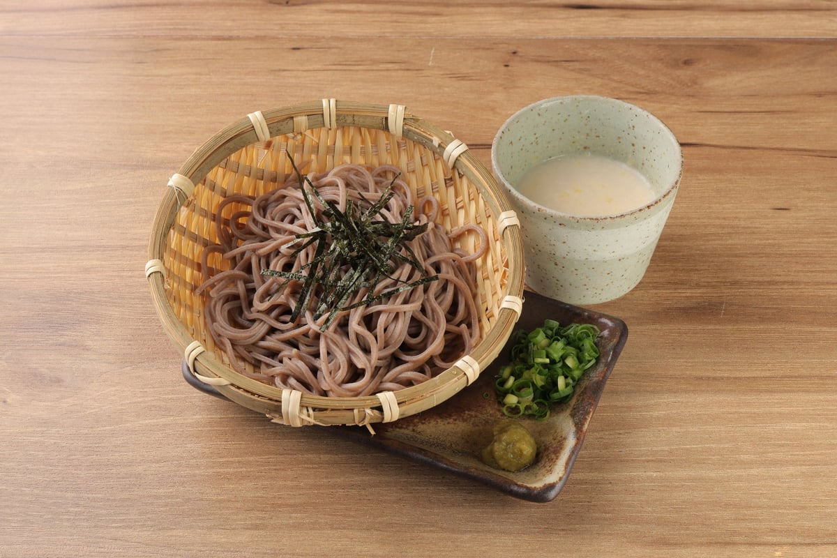 冷やしざるそば（鶏だし） ※あごだしもお選びいただけます ※『おでん屋たけし』店舗のみの販売となります