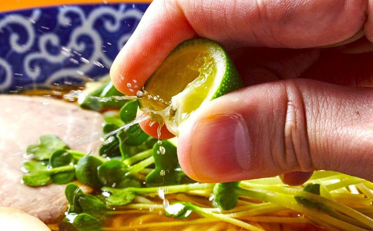 天下一品×鳥羽周作シェフ監修！夏季限定「すだち香る あっさり冷やし麺」販売開始 7月1日〜