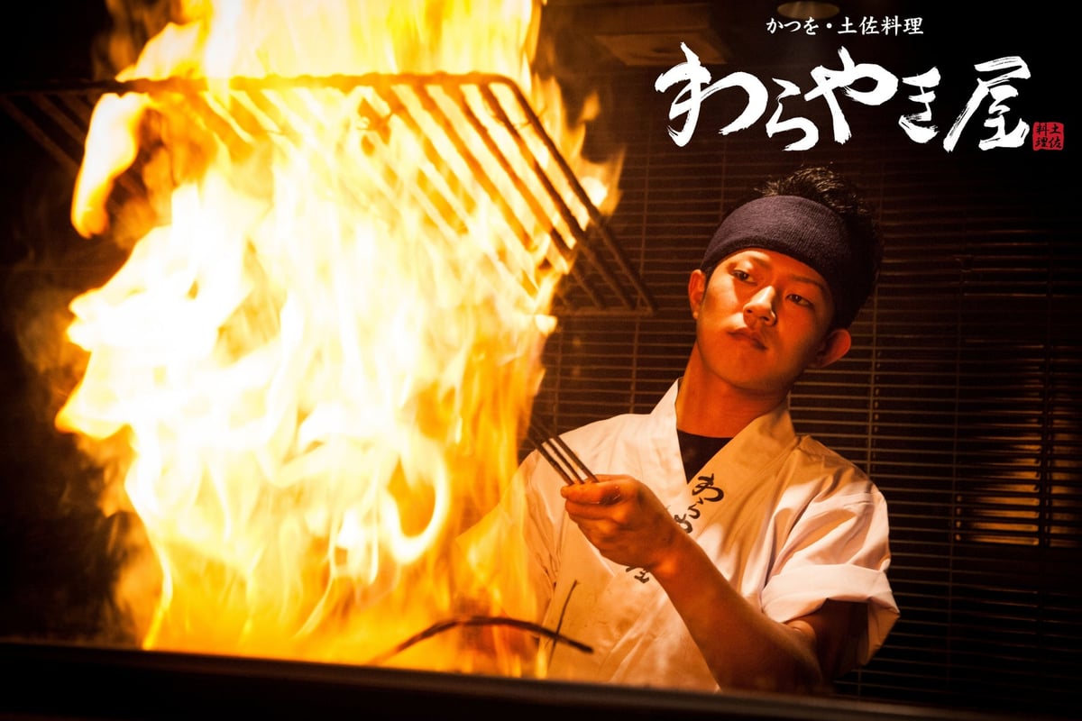 豪快な炎のショーが楽しめる『わらやき屋 横浜鶴屋町』新オープン 6月16日〜