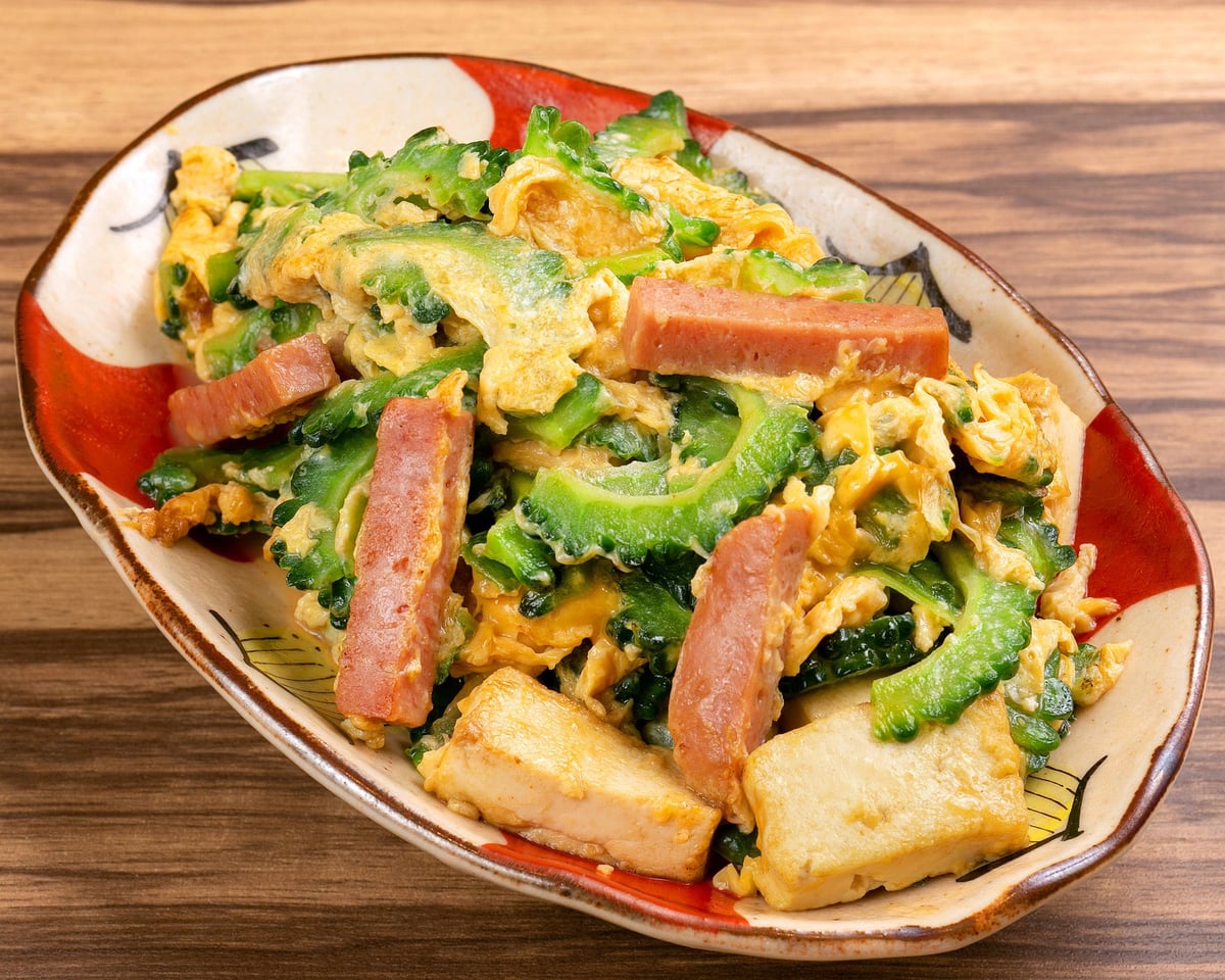 ほろ苦いゴーヤに、ふんわり玉子、豆腐、ポークを合わせたゴーヤチャンプルー