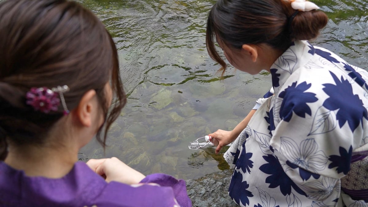 伊勢志摩に伝わる「お水汲み」。五十鈴川の水を汲んで神棚に供え、無病息災を願う夏の風習です。