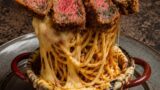 牛レアカツのジューシーな旨みと熱々のパスタが重なり合い、温度や食感のコントラストを楽しめます。