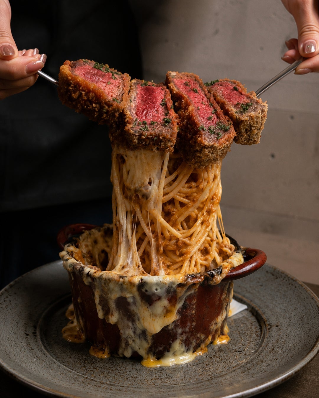 サクサク食感の牛レアカツと、とろけるチーズが絡むボルケーノパスタ。目の前でチーズが伸びるライブ感も魅力です。