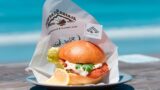 葉山の海の家「Blue Moon Hayama」でアラスカ産スケソウダラのフィッシュバーガーが今年も登場