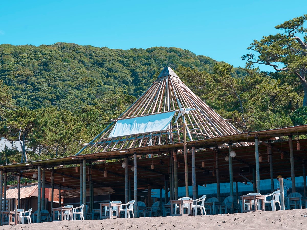 葉山の海の家「Blue Moon Hayama」でアラスカ産スケソウダラのフィッシュバーガーコラボが今年も登場