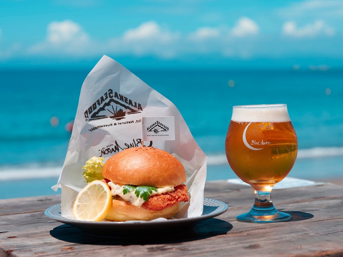 葉山の海の家「Blue Moon Hayama」でアラスカ産スケソウダラのフィッシュバーガーコラボが今年も登場