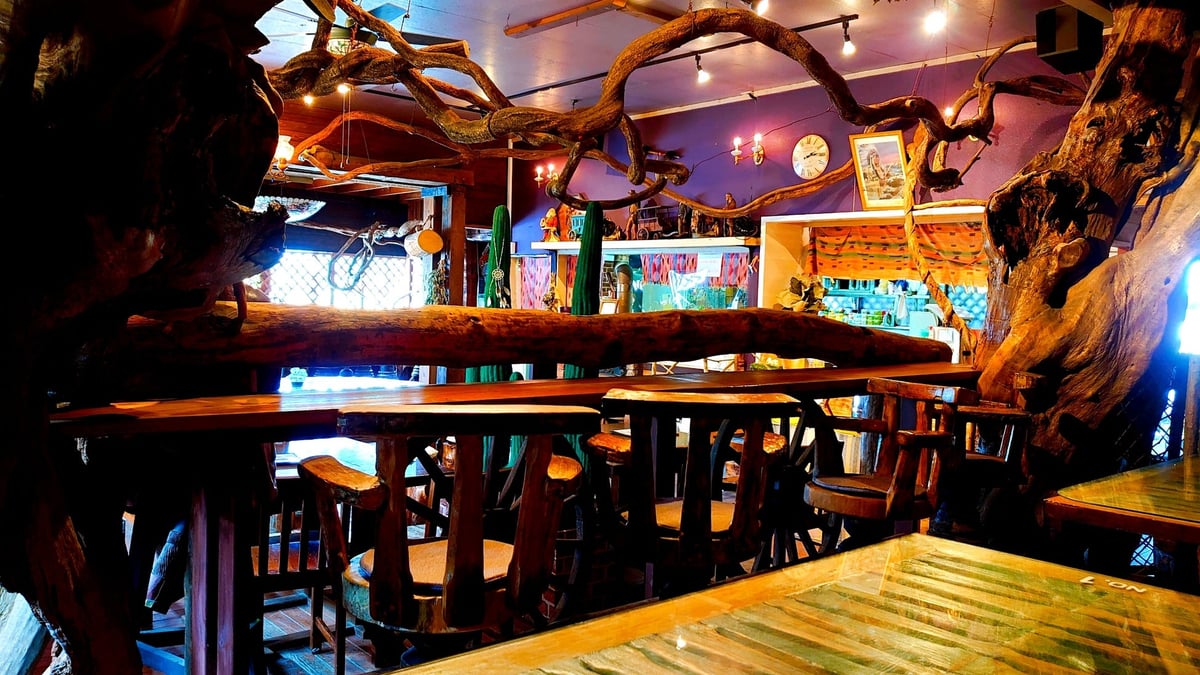 木の温もりとアンティークなインテリアに囲まれた「大地の恵み」の店内。まるで物語の世界に迷い込んだかのような非日常の空間が広がる(店内は愛犬同伴可能なお席も有【2席限定】)