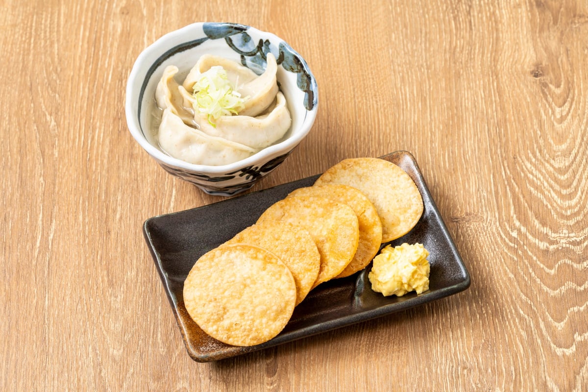 水餃子/餃子の皮せんべい/ +①〜④から1品お選びください