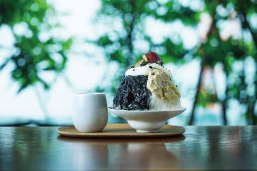 黒ごまと安納芋 1,727円 / 1,900円（黒ごま蜜・和三盆ミルクソース・安納芋蜜・なると金時芋・小豆・芋クリーム・黒ごま煎餅）