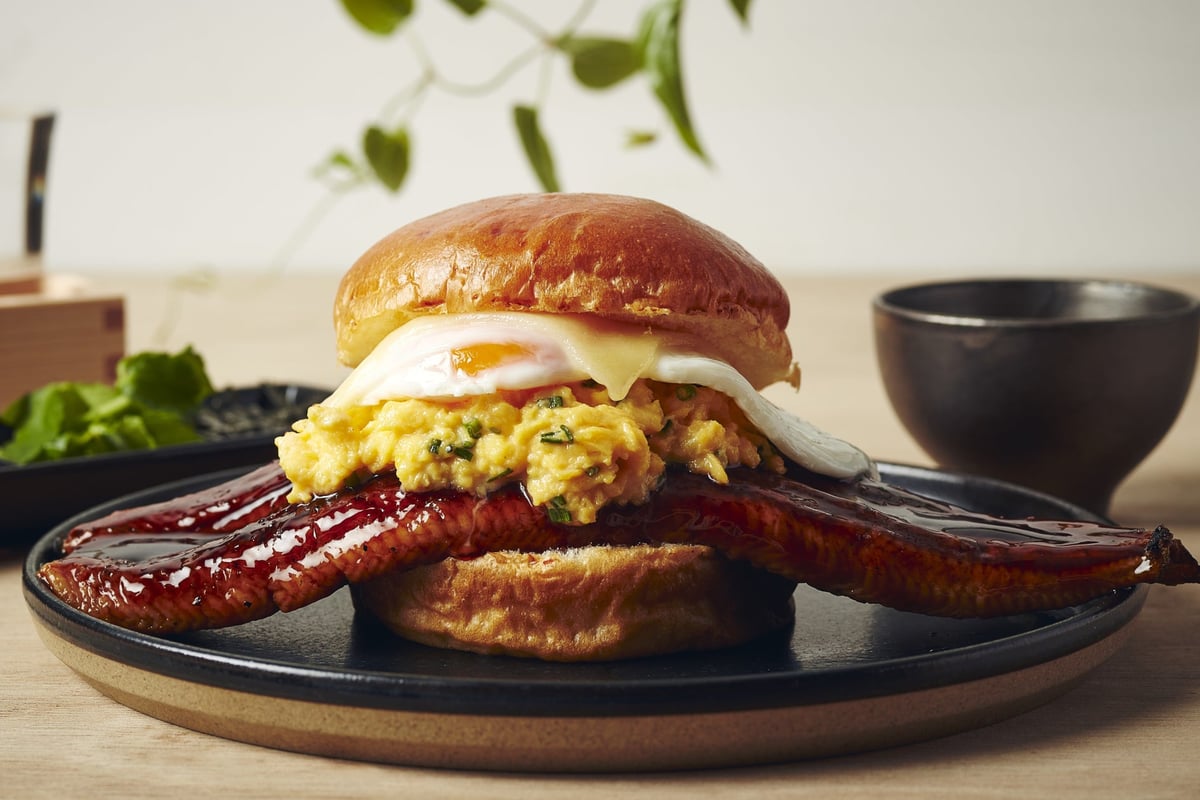 eggslut新宿サザンテラス店で数量限定「UNATAMAエッグサンド」＆八幡屋礒五郎コラボ七味缶発売