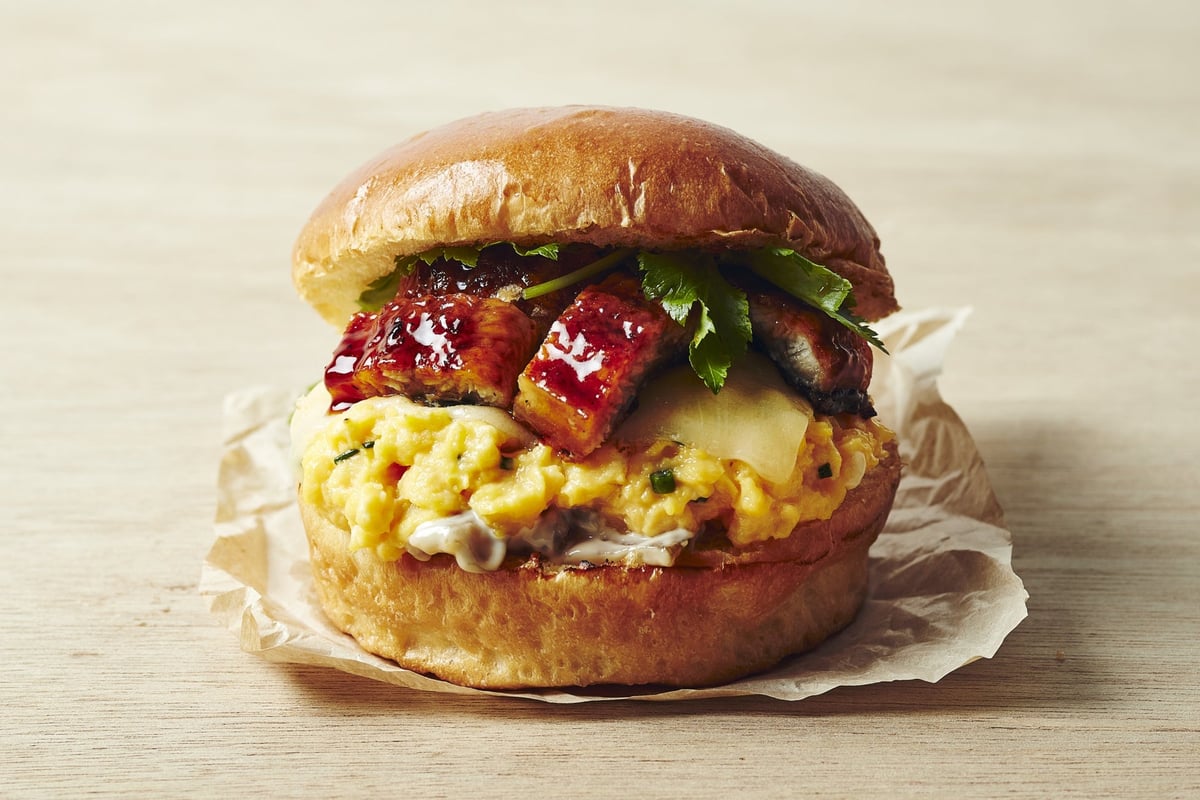 eggslut新宿サザンテラス店で数量限定「UNATAMAエッグサンド」&八幡屋礒五郎コラボ七味缶発売