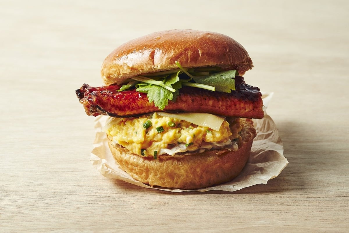 eggslut新宿サザンテラス店で数量限定「UNATAMAエッグサンド」&八幡屋礒五郎コラボ七味缶発売