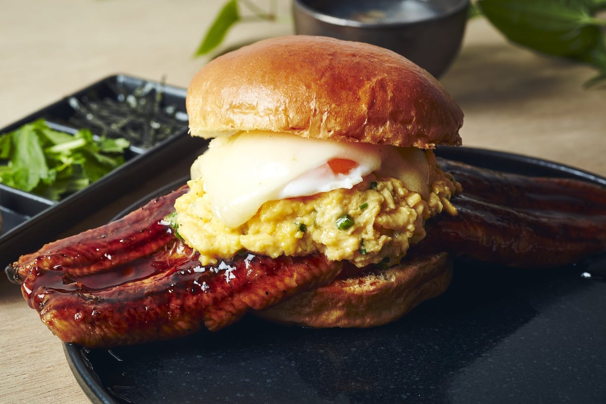 eggslut新宿サザンテラス店で数量限定「UNATAMAエッグサンド」&八幡屋礒五郎コラボ七味缶発売