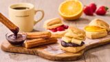 フレッシュネス全国で夏限定「作りたてスコーンサンド パイン＆クリームチーズ」発売！南国気分を気軽に