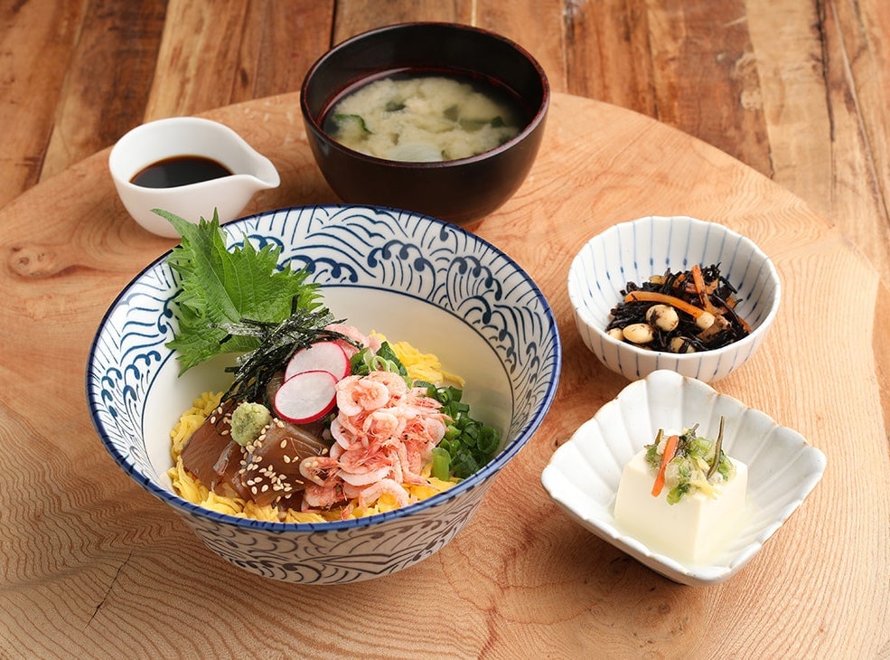 駿河湾産釜揚げ桜海老、ブリ漬けとマグロたたき丼