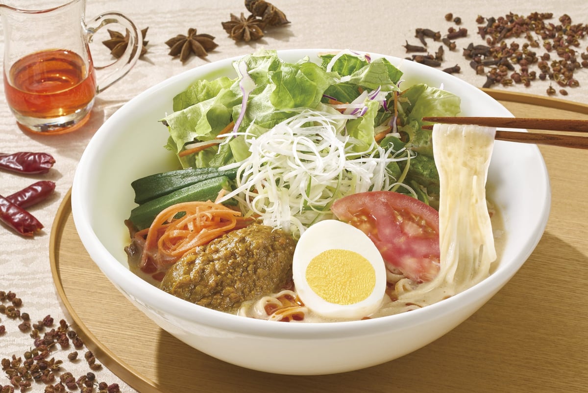 ジョナサン夏の2大フェア開催!本格レッドカレーと国産桃パフェが登場