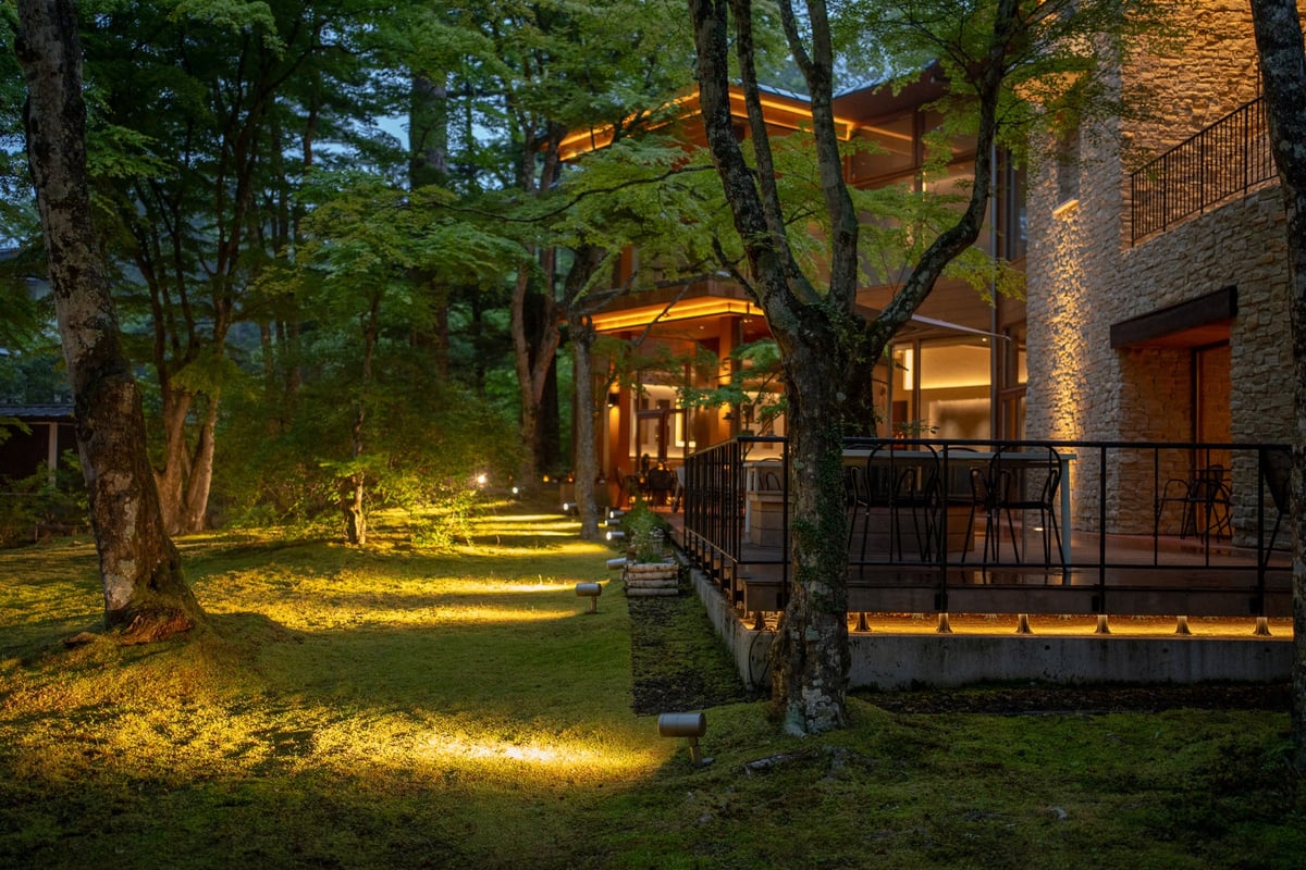夜がはじまる頃の苔庭