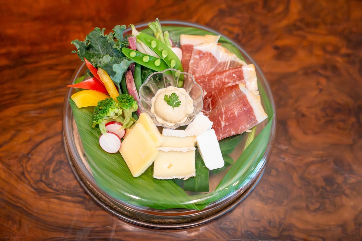 総料理長自ら仕込んだ生ハムや信州の恵みも存分に味わえる