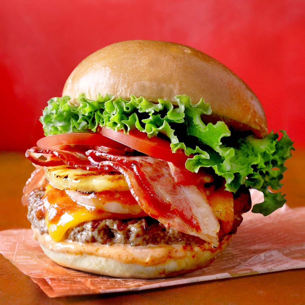 クア・アイナ人気No.1「スパイシー シラチャー チーズバーガー」が夏限定で登場｜東京都港区