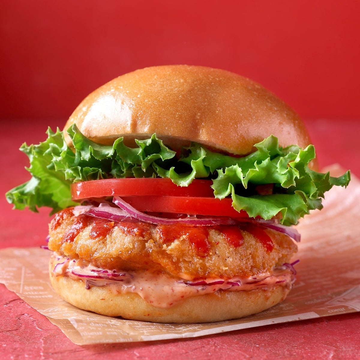 クア・アイナ人気No.1「スパイシー シラチャー チーズバーガー」が夏限定で登場｜東京都港区