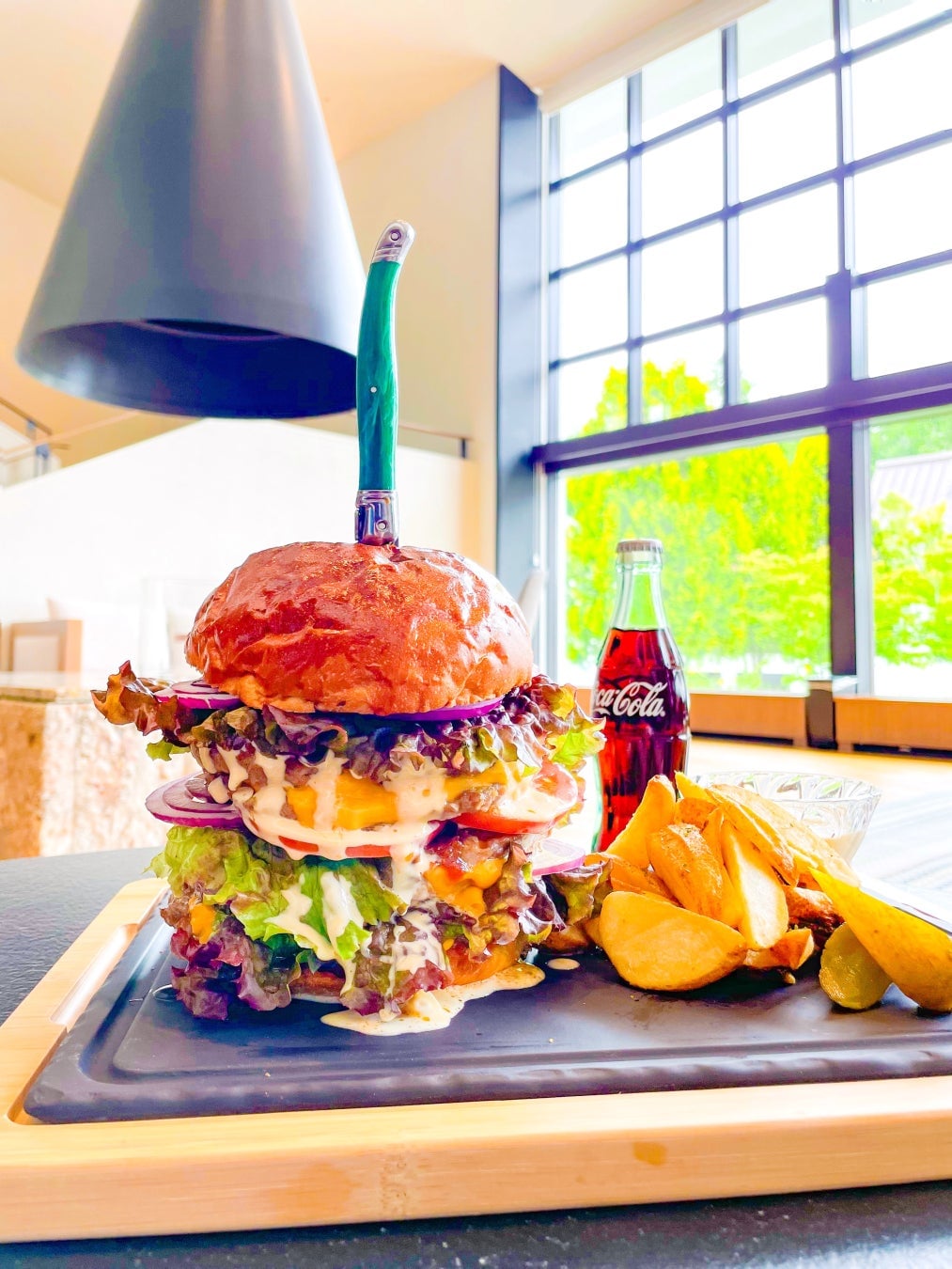 自立ギリギリのビーフパティ6段重ね!パティ総重量964gの「六代目 964 BURGER」期間限定販売 7月7日〜