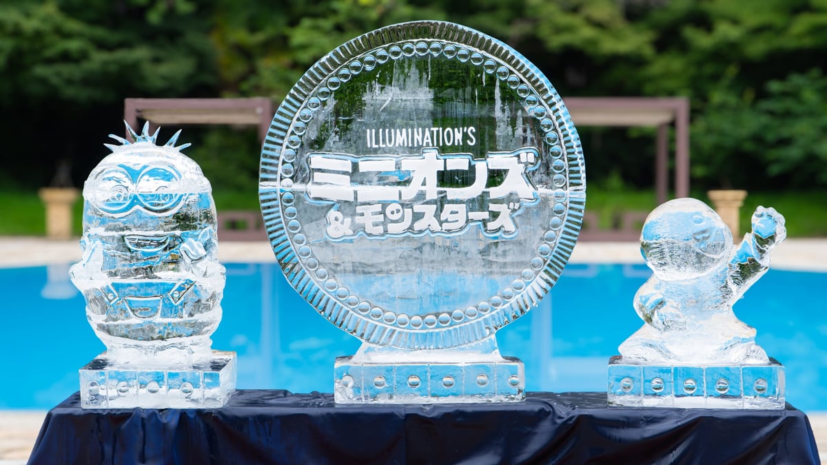 ミニオンズをモチーフにした氷彫刻