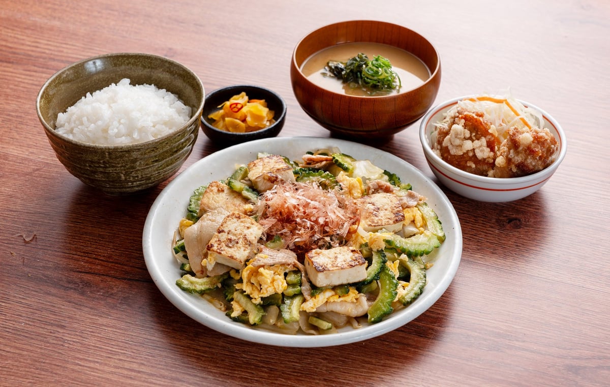 ゴーヤチャンプル定食(ゴーヤ倍盛・鶏唐2個付) 1,440円(税込)