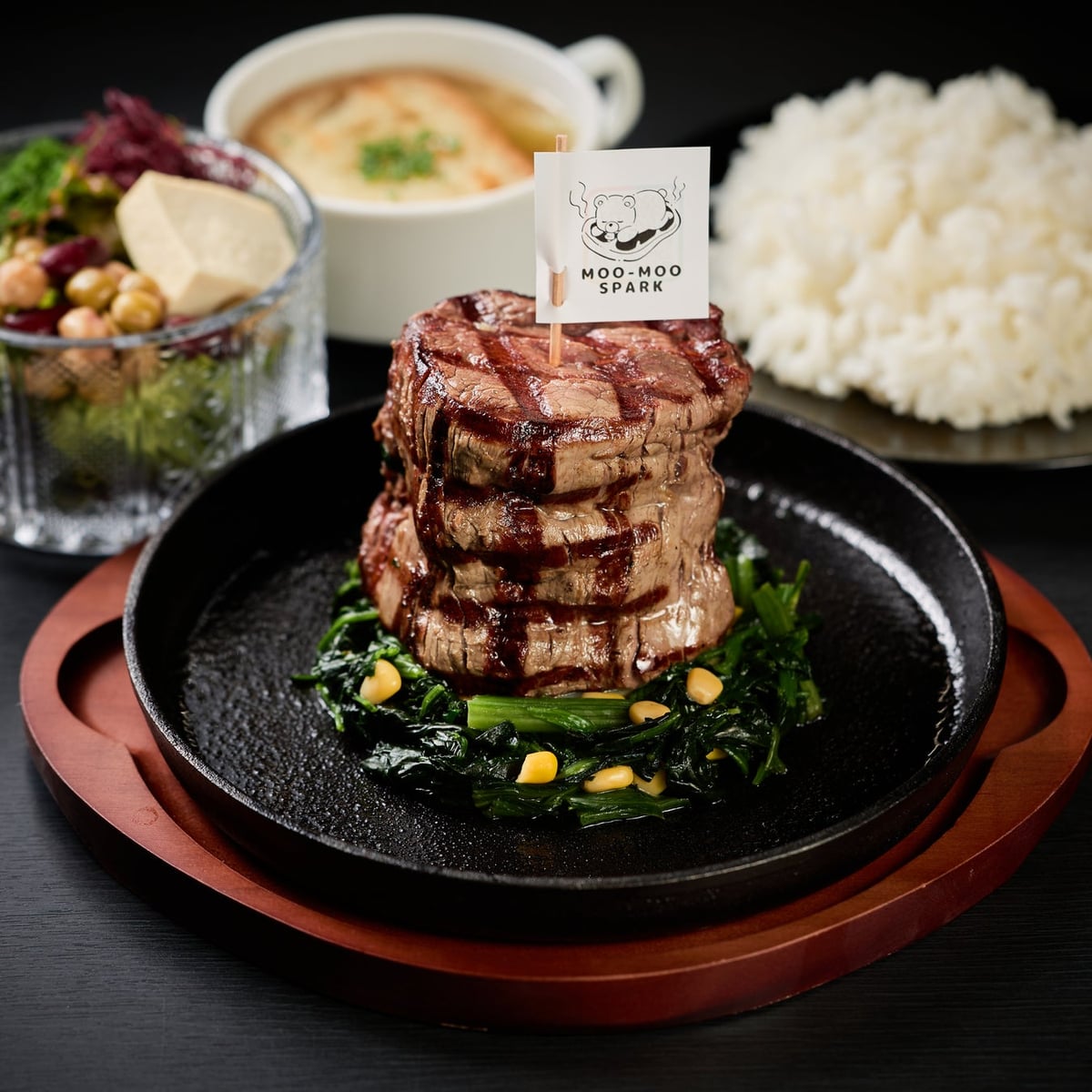 ステーキにはセットでサラダ、スープ、ライスが付いている。（ライスはおかわり無料）