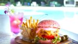 ピンクのハンバーガーが食べたい!! ニュー・オータニ幕張でお得な夏のプールサイドグルメ4種が登場