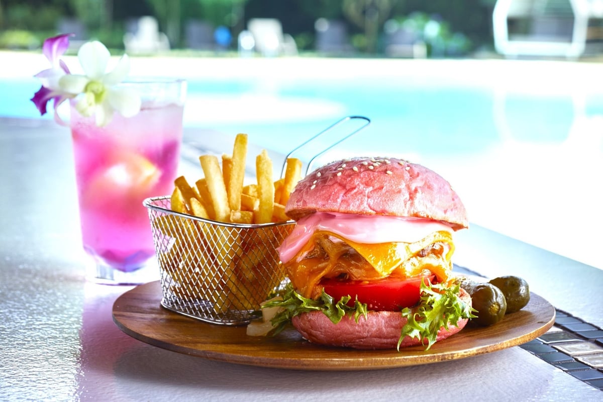 “ピンク×ピンク”のスマッシュチーズバーガー