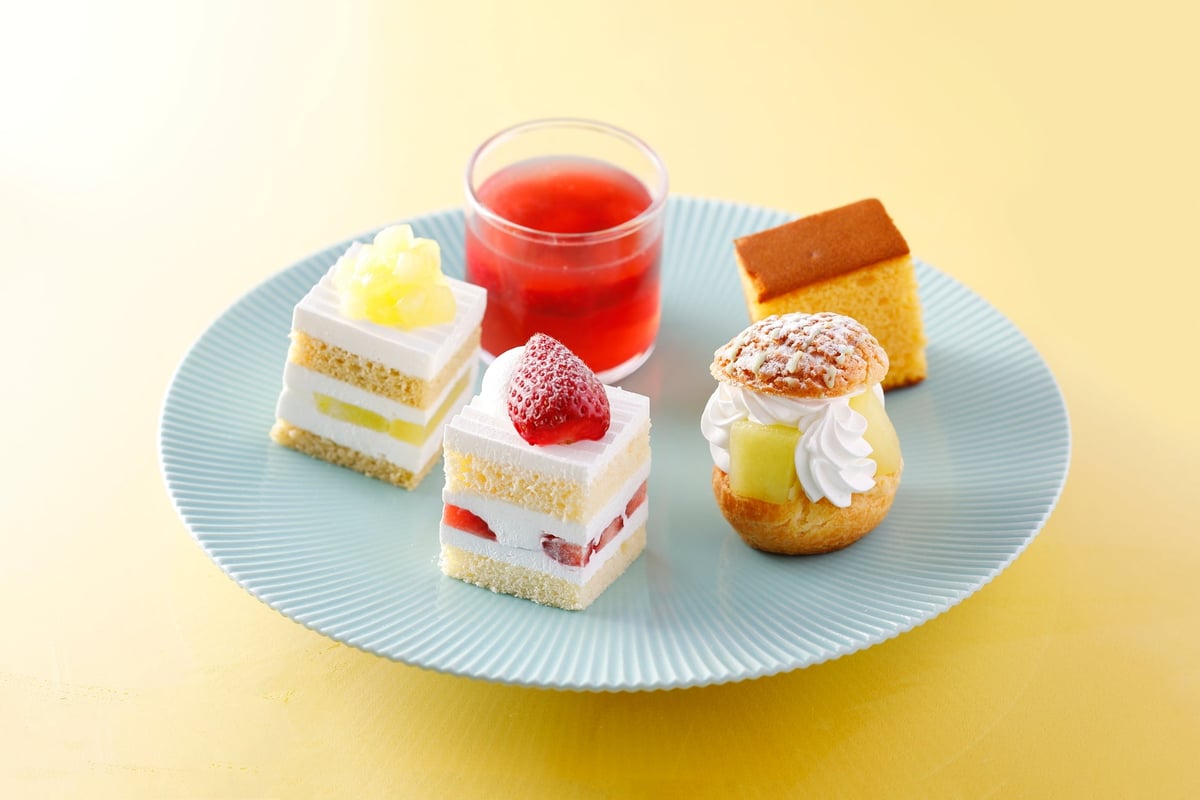(手前より時計回りに)ストロベリーショートケーキ、スーパーメロンショートケーキ、あまおうゼリー、新蜂蜜カステラ、メロンシュークリーム