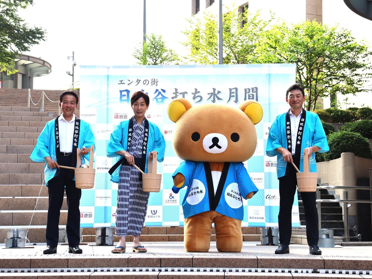 登壇者は揃いのはっぴ姿で打ち水を行いました