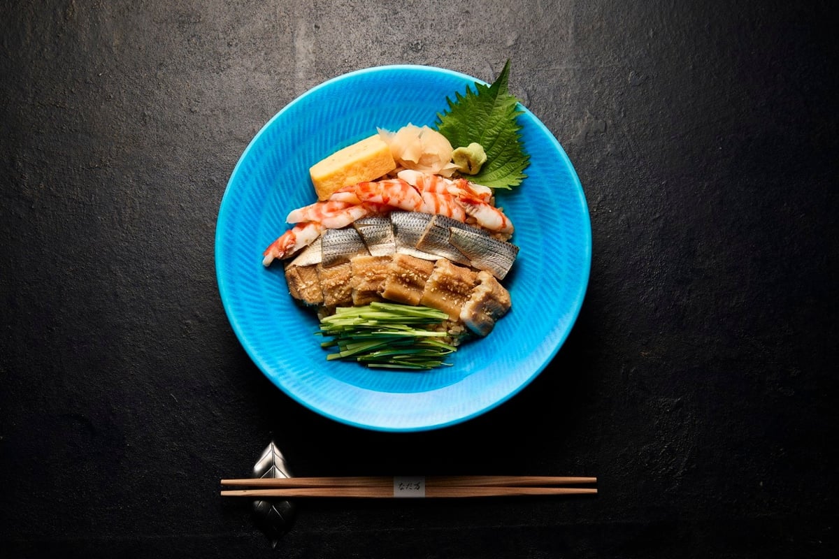 シャングリ・ラ 東京 なだ万で税込6,050円！江戸前ちらし寿司〈ポキ仕立て〉が期間限定ランチに登場