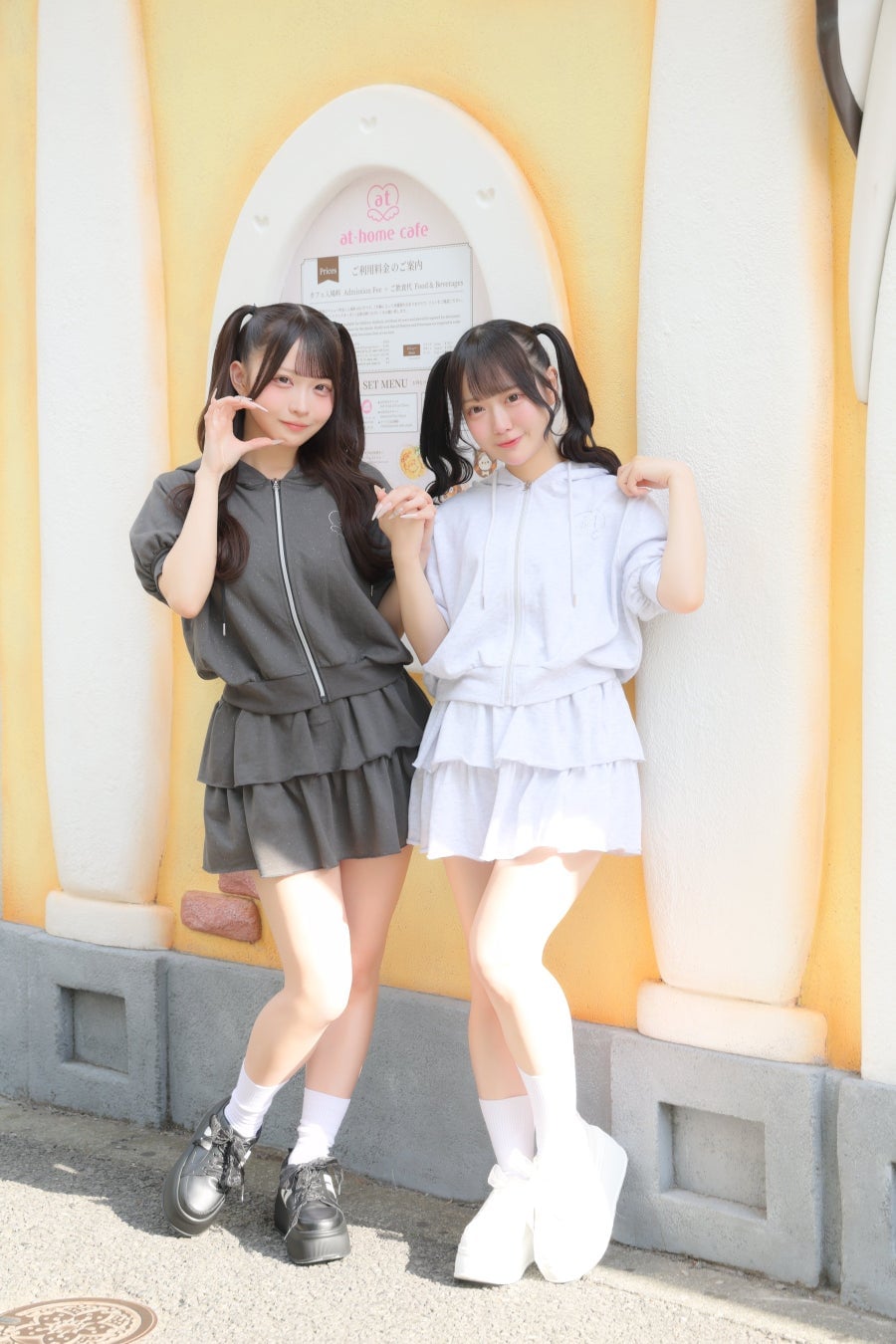 右胸にはワンポイントで、あっとほぉーむカフェのかわいいロゴが、スカートの下にはメイドの必需品ドロワーズが仕込まれています。（ドロワーズはスカートに付いています）モデル：あっとほぉーむカフェ所属/こゆい（写真左）しおり（写真右）■商品名：セットアップ 売価：¥2,970(税込) 品番（展開カラー)：583-0212(淡灰) / 583-0214(淡黒) 展開サイズ：M / L