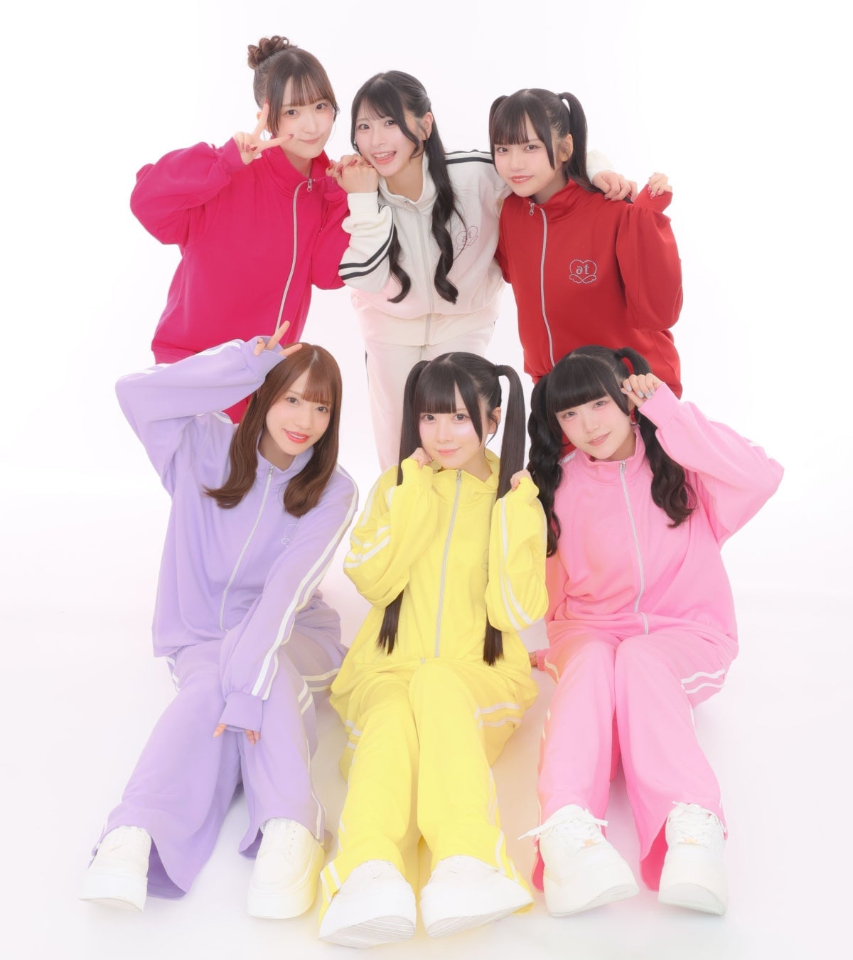 モデル：あっとほぉーむカフェ所属/下段左からChimu、れなち、ふわる、上段左からてんし、ちあきゃん、ななせ■商品名：ジャージセットアップ 売価：¥3,520(税込) 品番（展開カラー）：583‐0388(淡紫) / 583-0478(中黄) / 583‐0390(淡桃) / 583‐0344(中桃) / 583-0480(濃白) /583-0484(中赤) 展開サイズ：F