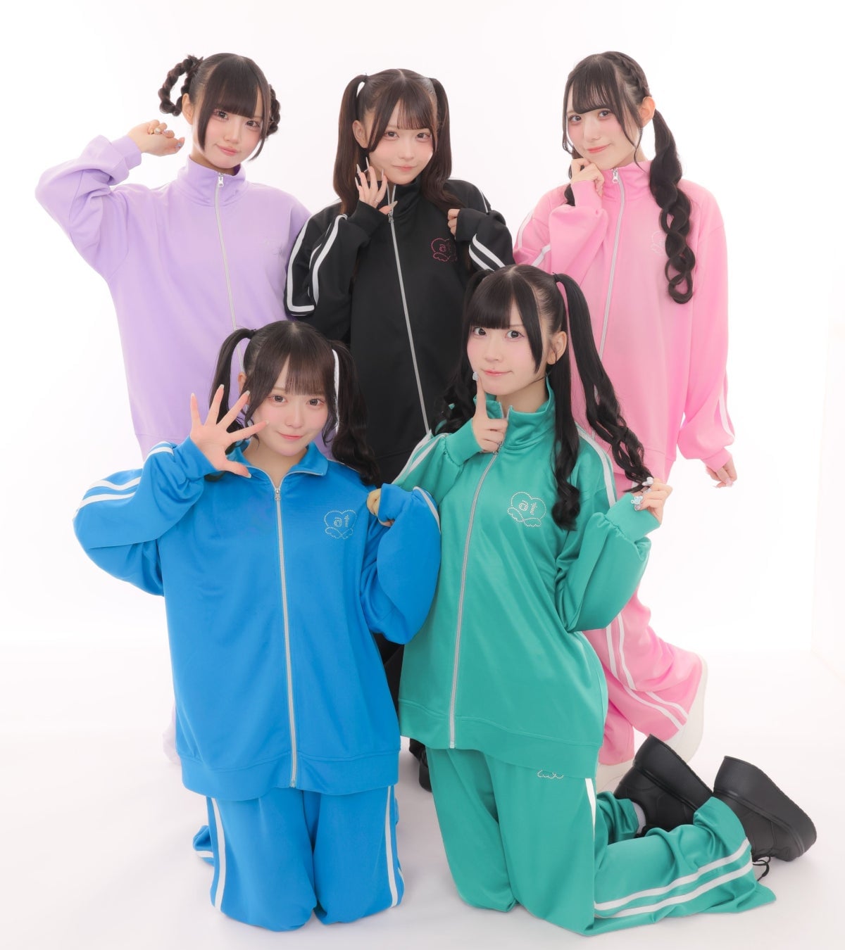 モデル：あっとほぉーむカフェ所属/下段左からしおり、ねるぷ、上段左からなしゅ、こゆい、みこら■商品名：ジャージセットアップ 売価：¥3,520(税込) 品番（展開カラー）：583‐0472(中青) / 583‐0475(中緑) / 583‐0388(淡紫) / 583‐0473(中黒) / 583‐0390(淡桃) 展開サイズ：F